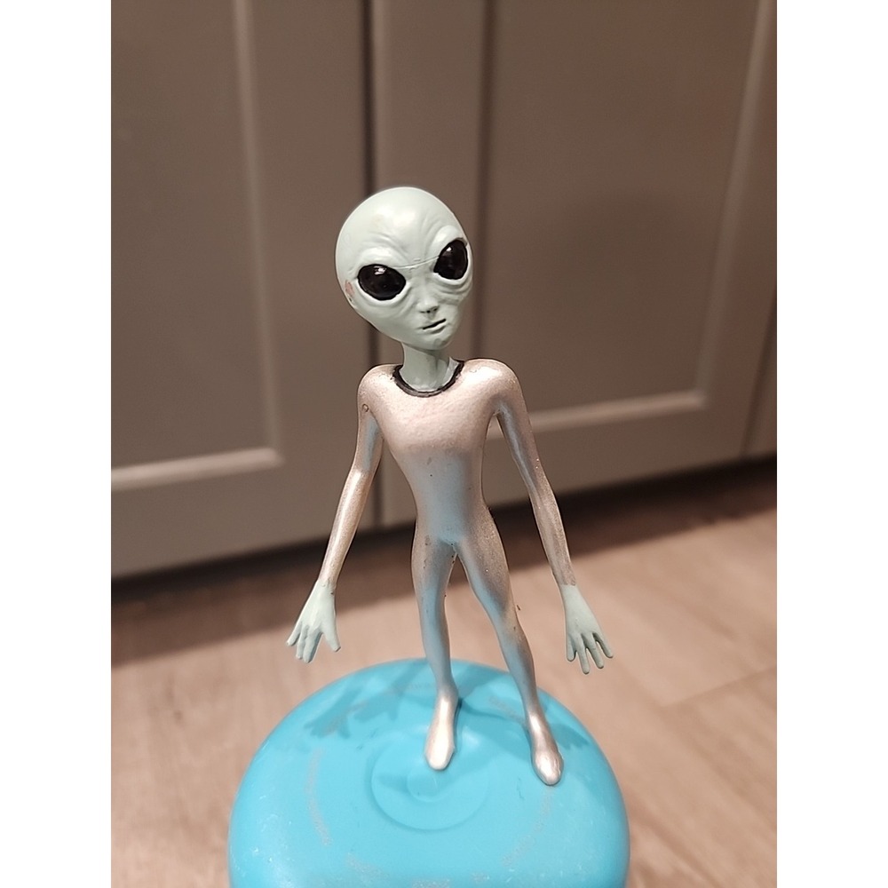 1996 SHADOWBOX GREY ALIEN FIGURE - 4" TALL - GREAT CONDITION - NO PACKAGING - Picture 1 of 6